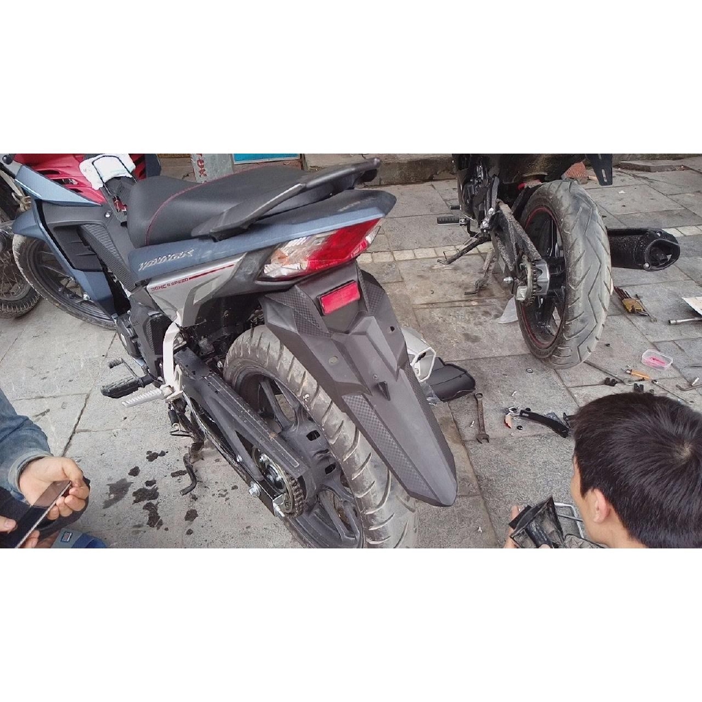 Dè chắn bùn sau kiểu FZ gắn cho Winner 150cc