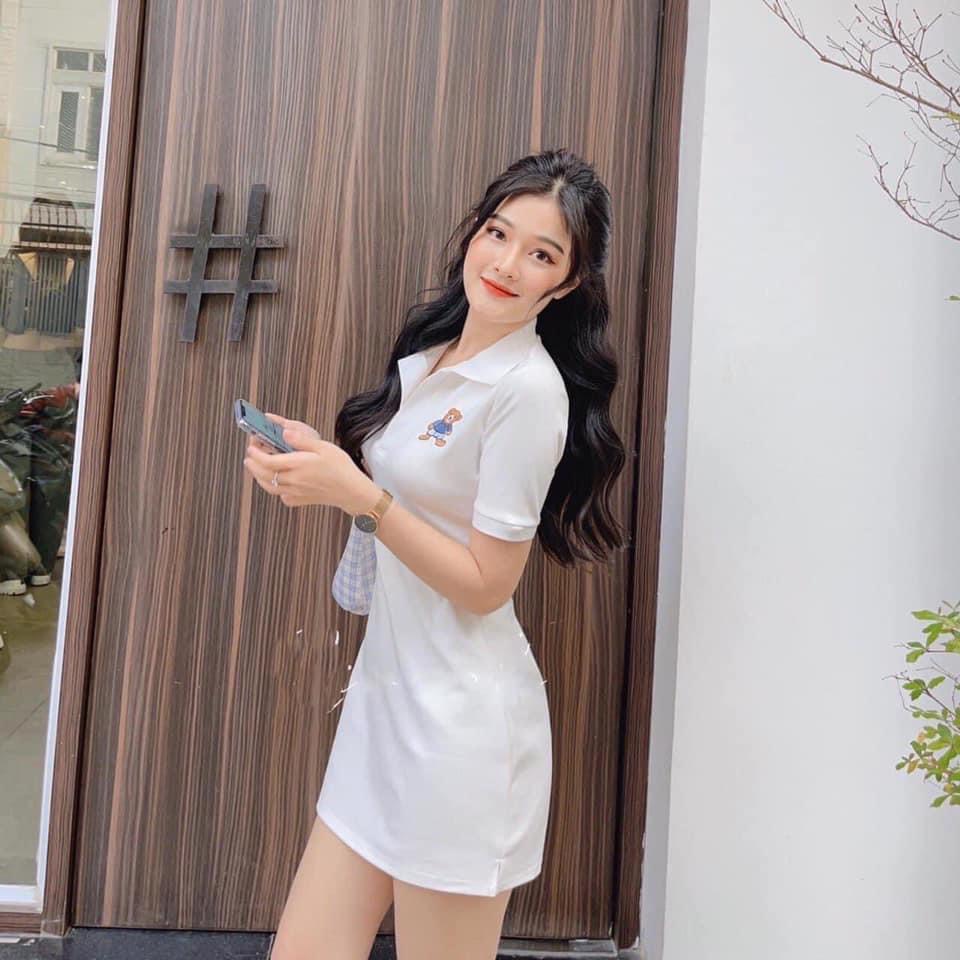 Đầm polo thêu gấu tay ngắn xẻ đùi