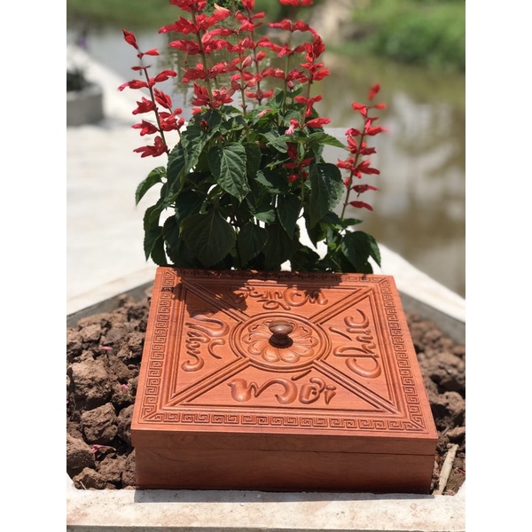 Bộ đồ gia dụng cho ngày tết bao gồm khay bánh kẹo , hộp đựng trà , hộp đựng giấy , gạt tàn , lọ đựng tăm.Làm từ gỗ hương