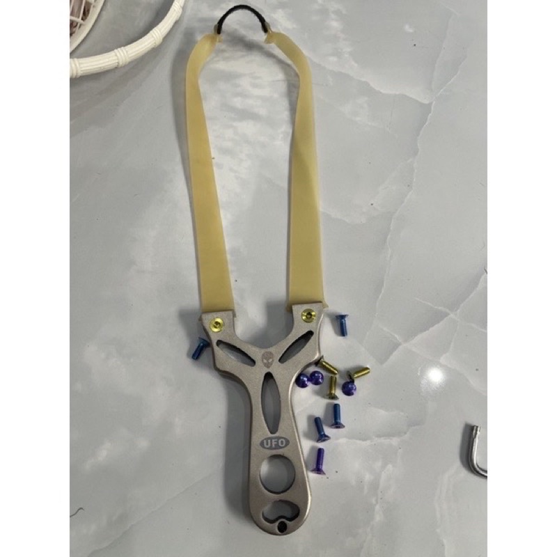 Ốc  titan 4li12 gắng  ná cao su và nắp dầu xe máy