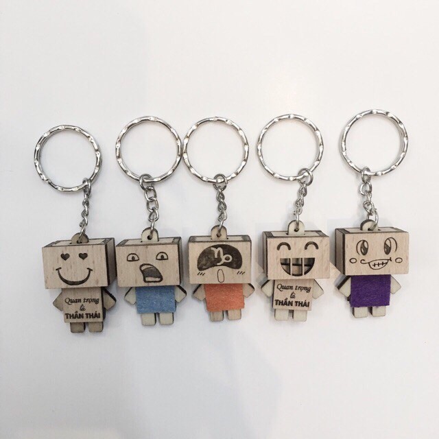 Móc khoá người gỗ giao chữ ngẫu nhiên