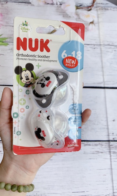 Bộ 2 ti giả NUK Sleeptime silicone hoạ tiết Mickey dễ thương (có nắp đậy vệ sinh)