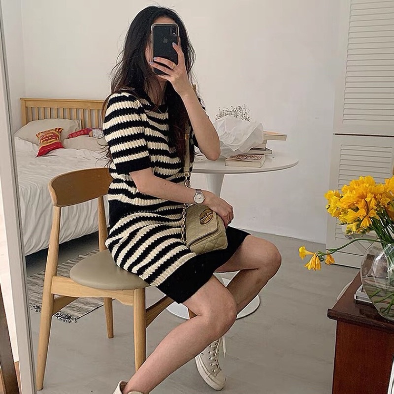 Set len gồm áo cộc tay và chân váy style Hàn