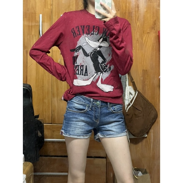 Áo hoạt hình, quần short jeans cạp trễ