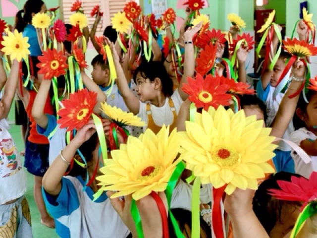 Hoa múa sân trường