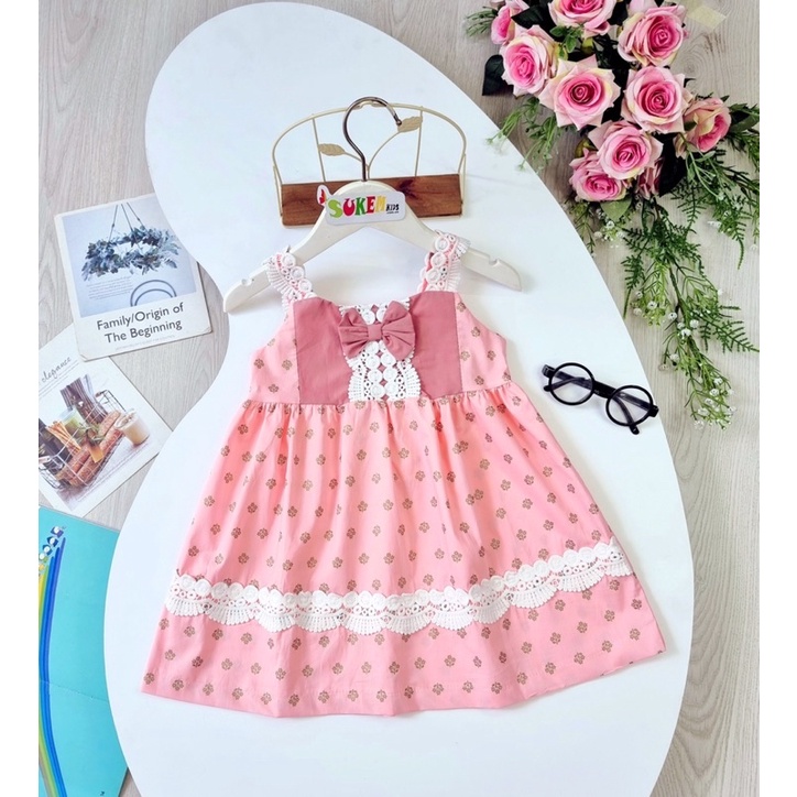 Đầm hai dây tùng xoè, viền ren xinh xắn, phía sau gài nút, đầm dáng rộng đáng yêu thoải mái cho bé gái