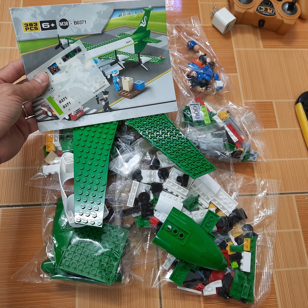 Bộ lắp ghép lego mô hình máy bay chở hàng gồm 383 chi tiết đồ chơi trẻ em B0371