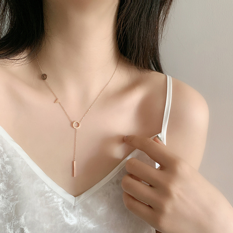 Vòng cổ thép titan mạ màu vàng hồng 18k mặt hình chữ love phong cách Hàn Quốc