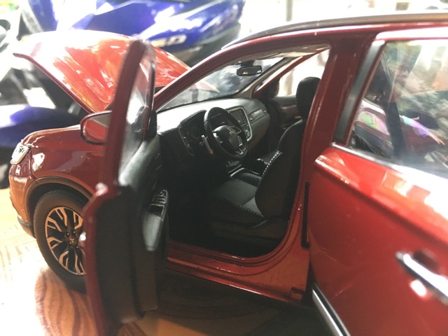 Mô hình xe SUV Mitsubishi Outlander 2022 tỉ lệ 1/18