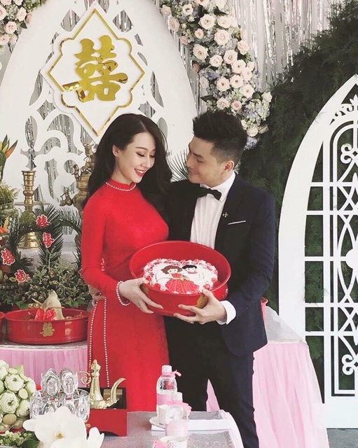 Áo dài gấm đính trai