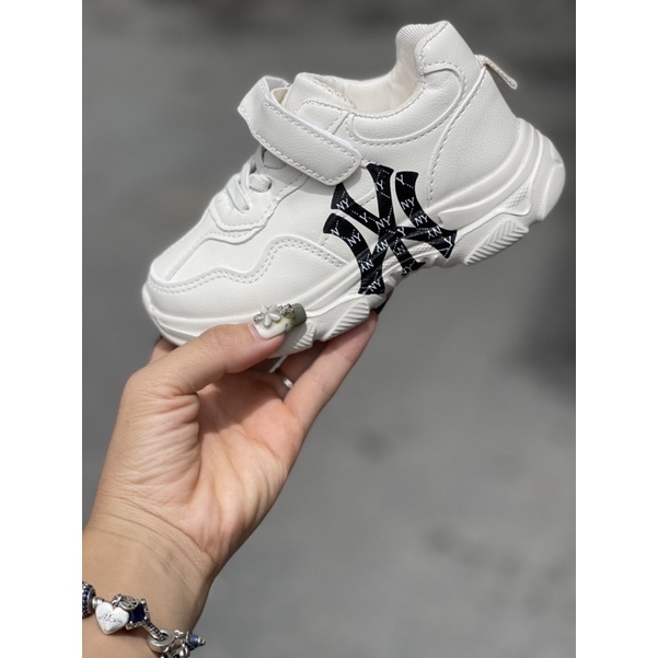 Giày thể thao Nyy