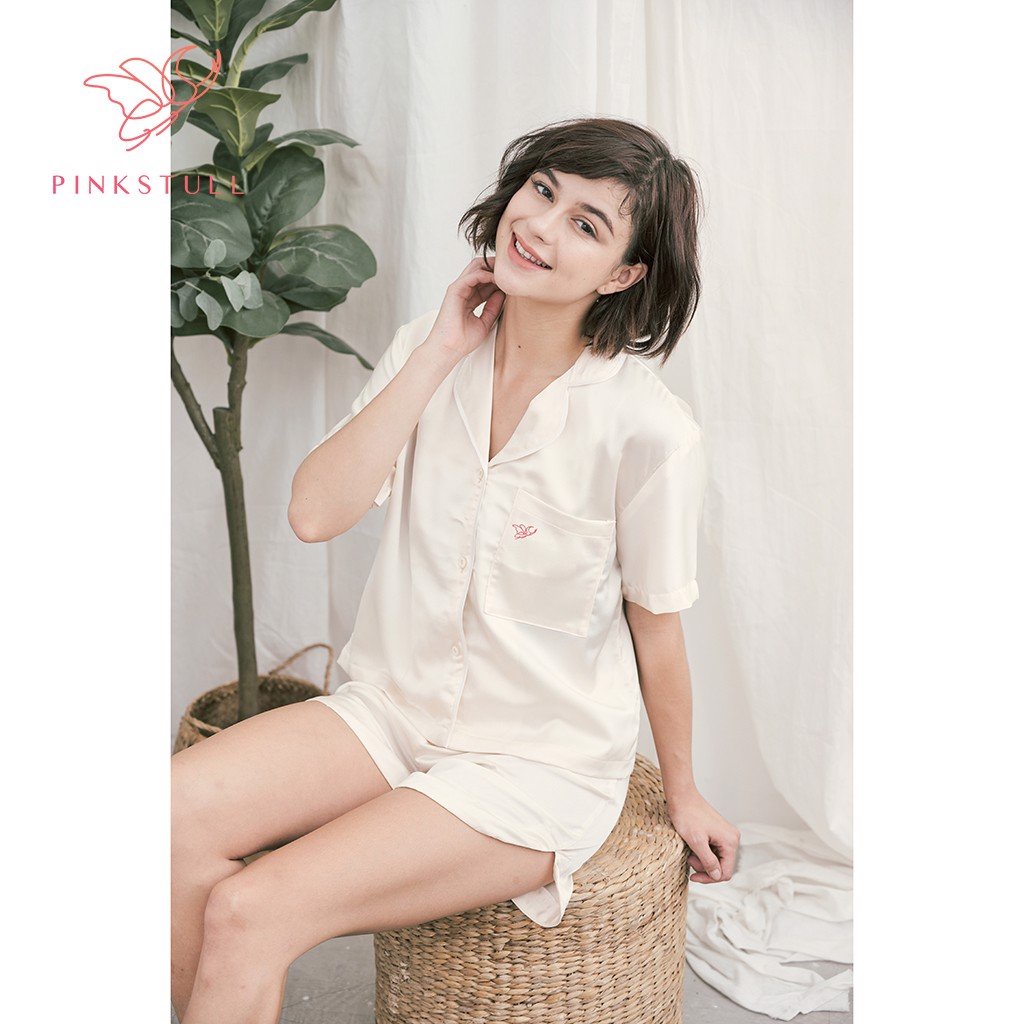 Bộ đồ ngủ lụa Pijamas thêu Pink Stull tay ngắn quần ngắn màu kem sữa