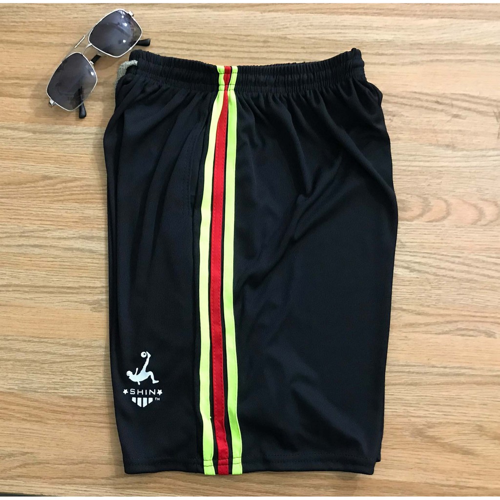 Quần đùi thể thao 3 sọc mềm mịm, tạo cảm giác thoải mái khi vân động thể thao | BigBuy360 - bigbuy360.vn