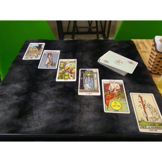 Khăn lông đen trải bài Tarot
