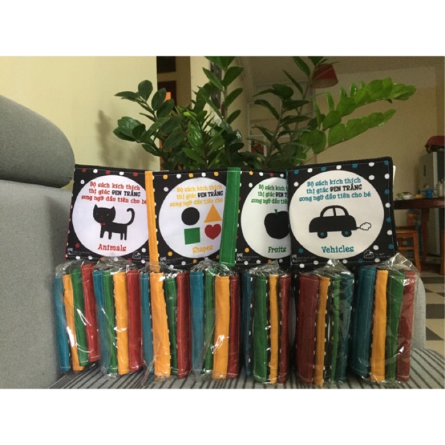 Sách - Sách Vải Kích Thích Thị Giác Đen Trắng Song Ngữ Đầu Tiên Cho Bé (Bộ 4 Cuốn) - Tặng Kèm Túi Canvas