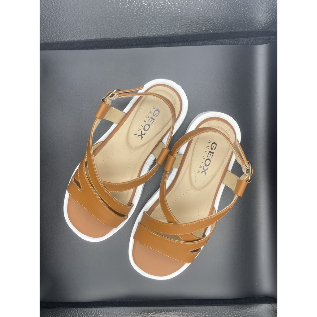Sandal nữ xuất dư thương hiệu G.e.o.x quai da bò nguyên miếng, đế eva siêu mềm dẻo và êm ái.