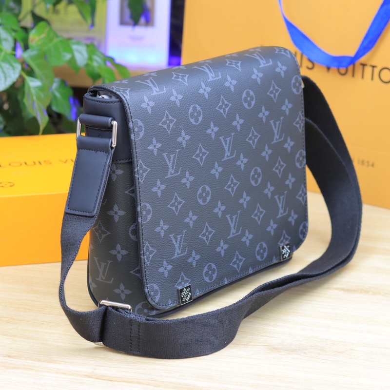 Túi đeo chéo nam M41028 có 4 màu chất liệu da mềm cao cấp kích thước 25x23x6cm