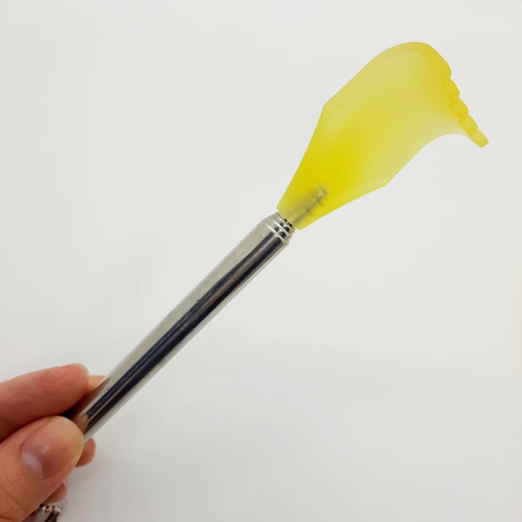 Cây gãy lưng inox hình bàn tay nhựa có thể rút gọn