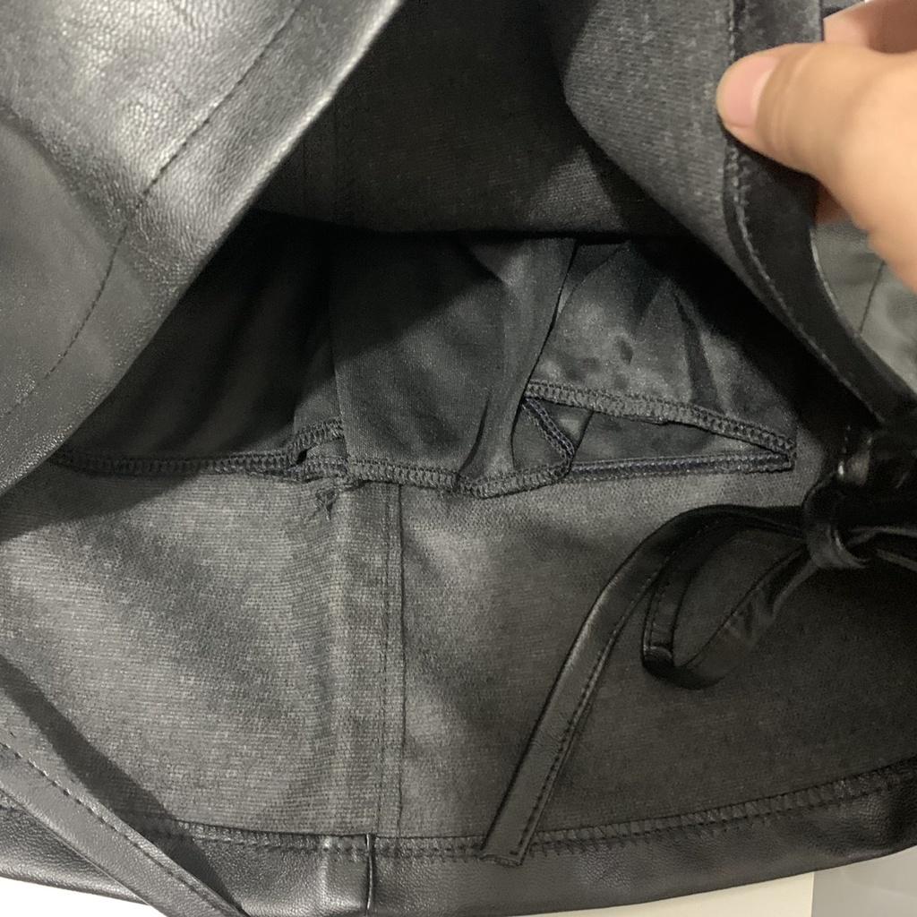 Song Anh Chân váy da chữ a dáng ngắn dây rút 2 bên có quần lót trong hai màu đen, nâu