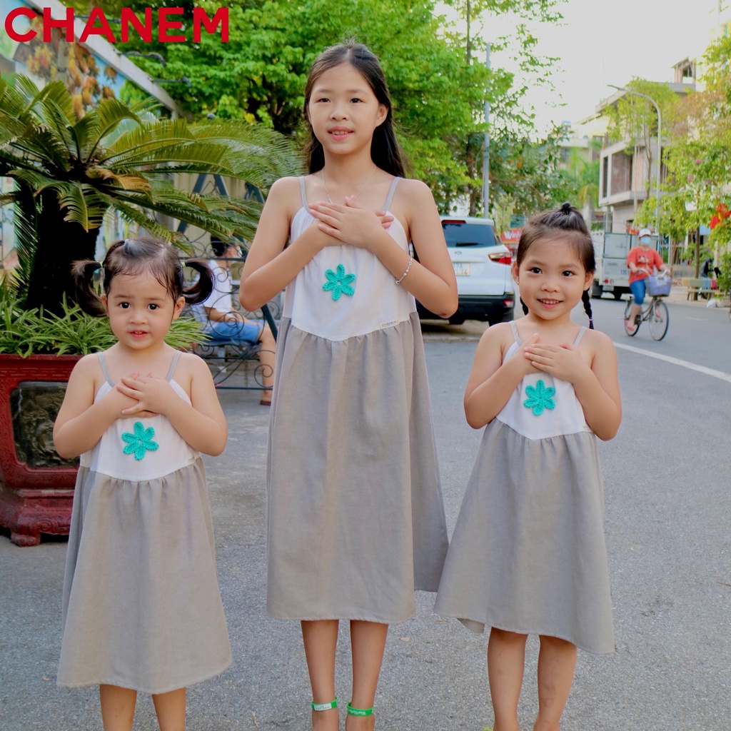 Váy hai dây cho bé gái CHANEM chất liệu cotton mềm mát cổ yếm eo nhún chéo phối hoa móc thủ công
