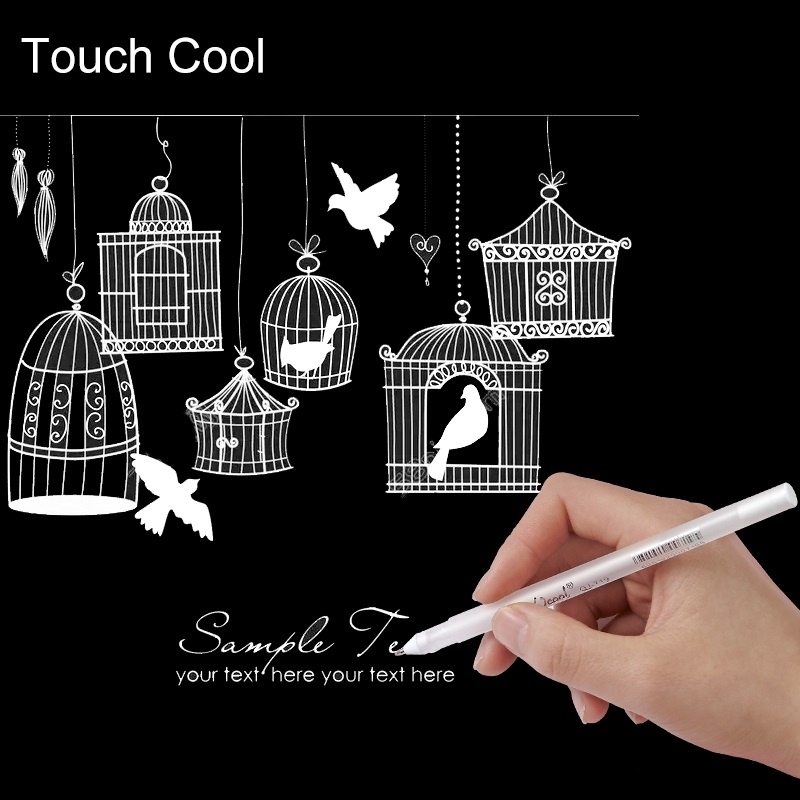 Bút mực gel trắng dùng trong trang trí, vẽ nghệ thuật, họa tiết nổi bật trên nền giấy đen.