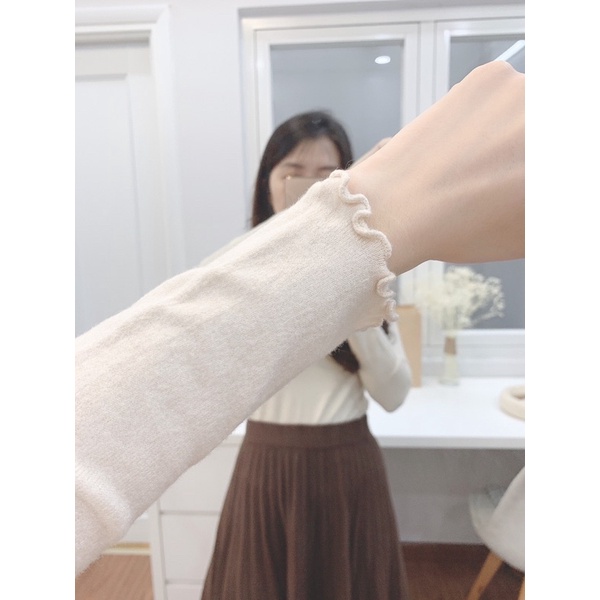 Áo cổ lọ viền xoắn
