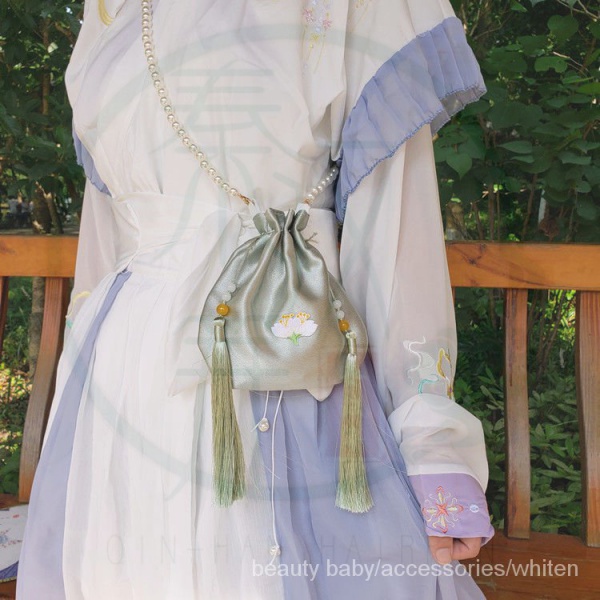 Túi đeo chéo vải satin hình tròn thêu họa tiết phối tua rua phong cách Trung Ho