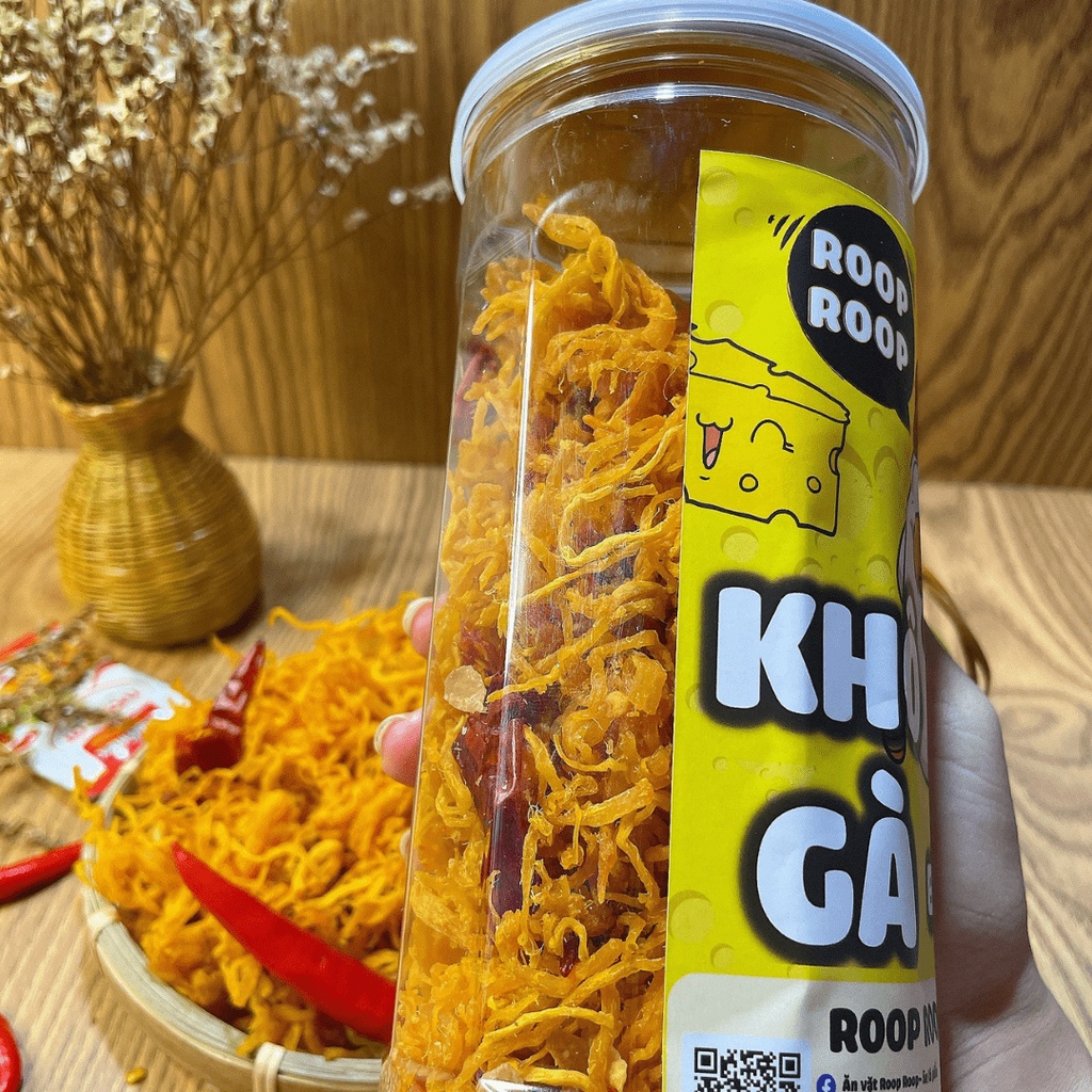 Khô gà bơ tỏi xé cay 200g RoopRoop, ăn vặt Sài Gòn vừa ngon vừa rẻ | BigBuy360 - bigbuy360.vn