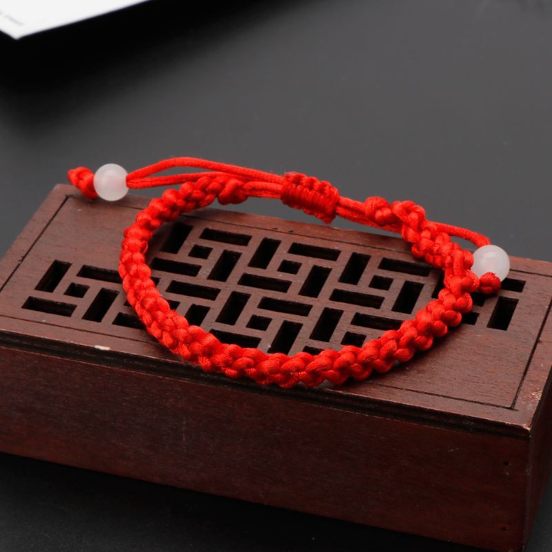 Vòng tay tình bạn dạng sợi chỉ đỏ bện thiết kế độc đáo