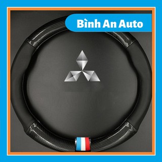 Bọc vô lăng vân cacbon logo hãng Mitsubishi kèm ba sọc thể thao