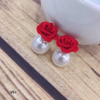 Bông tai Dior hoa hồng