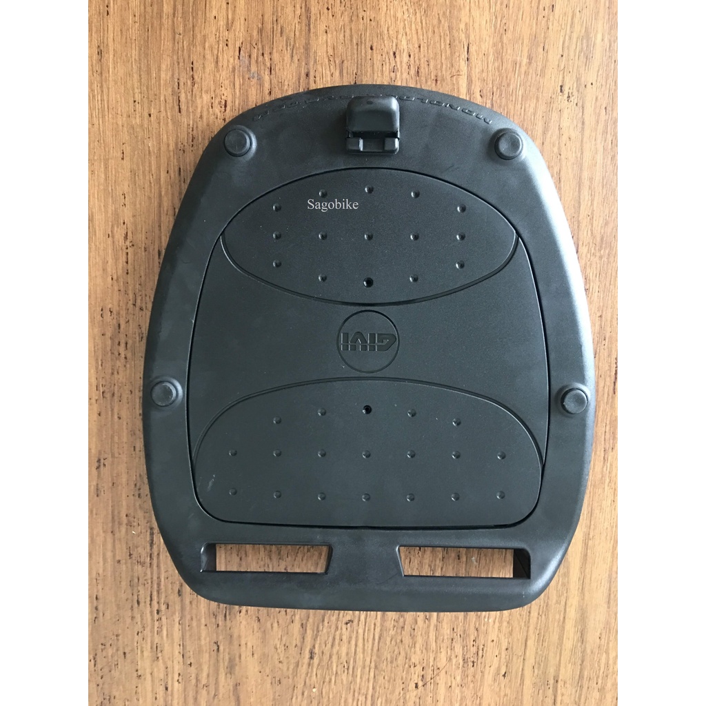 Đế đệm Givi MP60N kèm ốc gắn, đế nhựa gắn thùng givi, hàng chính hãng, mới 100%