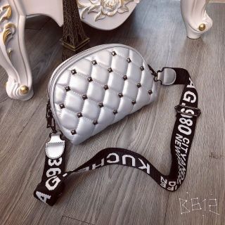 Túi hến nạm đinh