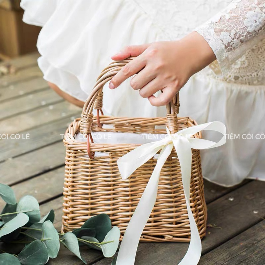 Giỏ mây đính nơ ruy băng, túi xách đi biển, phụ kiện chụp ảnh, làn cắm hoa tiện dụng - Tiệm Cói Cô Lê