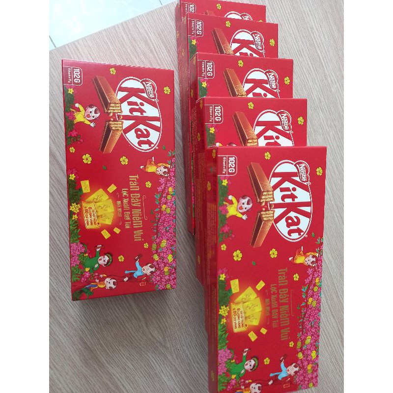 Bánh Xốp Phủ Socola Kitkat Hộp Xuân 102G