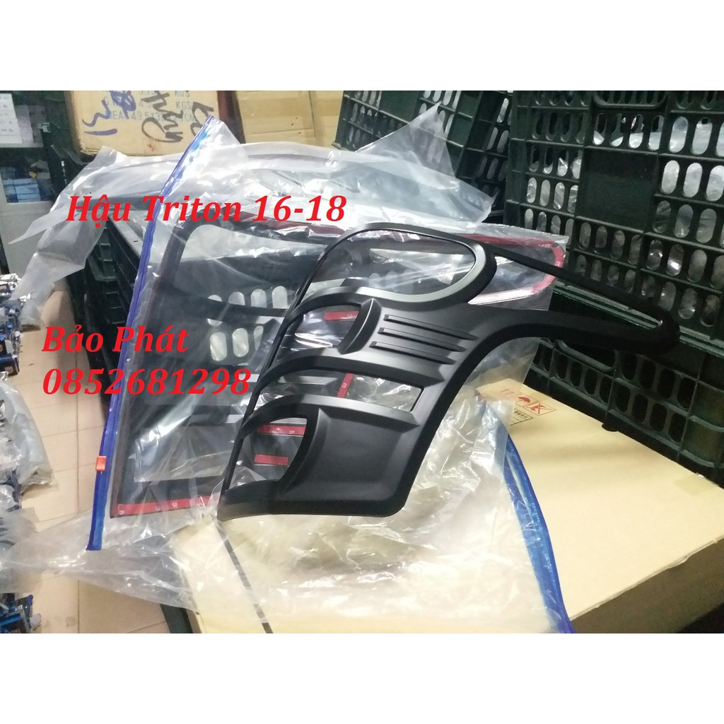 Ốp viền đèn hậu xe Triton đen các đời 2016-2018