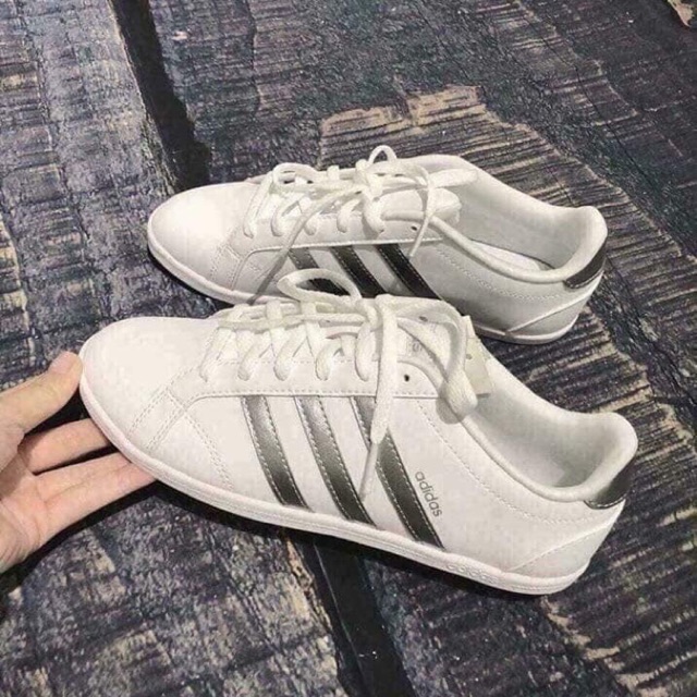 Giày adidas coneo