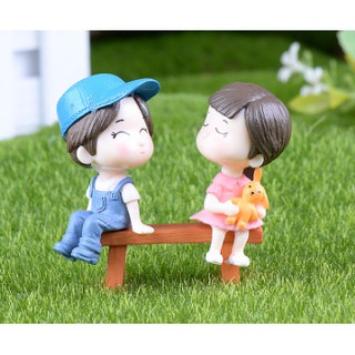 [TIỂU CẢNH - ẢNH THẬT] Cặp đôi nam nữ hun nhau trên ghế trang trí cây sen đá, xương rồng, cây cảnh