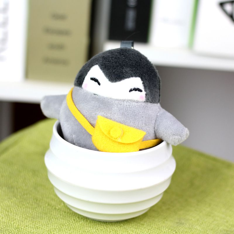 Móc khóa thú bông chim cánh cụt mang túi