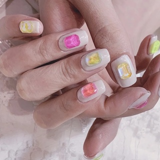Đá khối chân bằng màu neon
