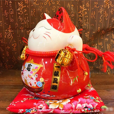 Mèo thần tài Đa Phú Quý màu đỏ 25cm giơ 2 tay chuông vàng tài lộc gốm sứ Maneki neko