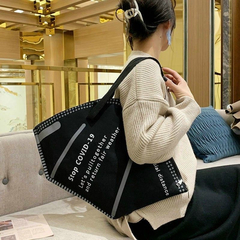 Túi nữ hình khẩu trang .có in kèm thông điệp đẩy lùi covid19