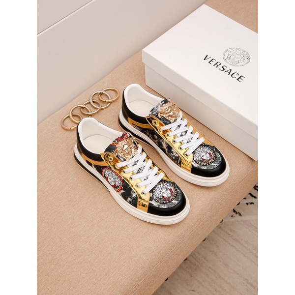 Giày nam đế thấp Versace giản dị mới với hoạ tiết logo nổi nữ hoàng và in logo chữ có lớp vải thoáng khí