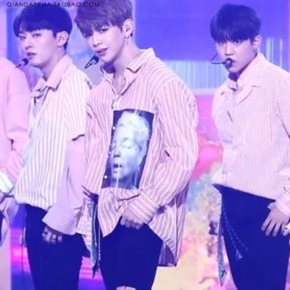 Áo sơ mi kẻ của Kang Daniel Wanna One