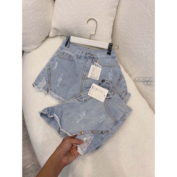 Quần short jeans rách đính khuy