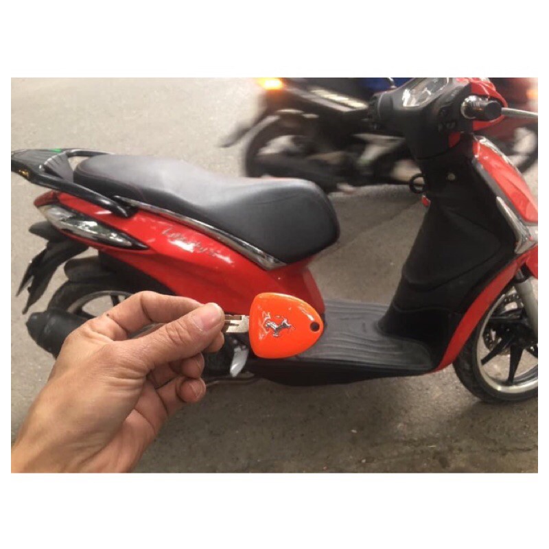 Vỏ chìa khoá Piaggio mẫu Ferrari ( có lỗ nhét chíp ) cho xe Vespa , Liberty , Fly , Medley