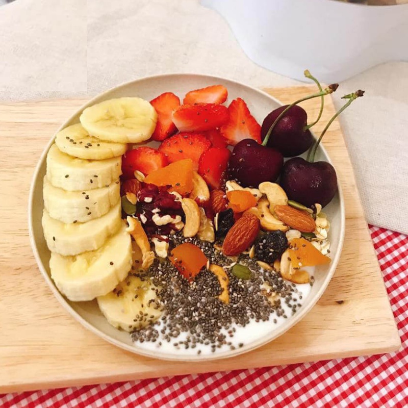 Ngũ cốc granola ONFOD siêu hạt mix hoa quả trái cây ăn kiêng giảm cân thêm macca, óc chó đỏ, dâu tây 500g
