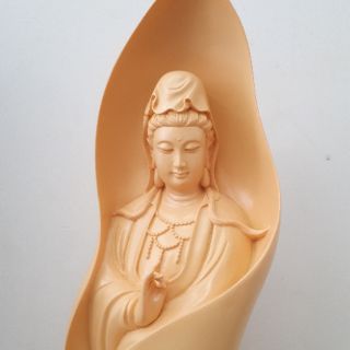 Tượng Quan Âm Trong Lá Sen