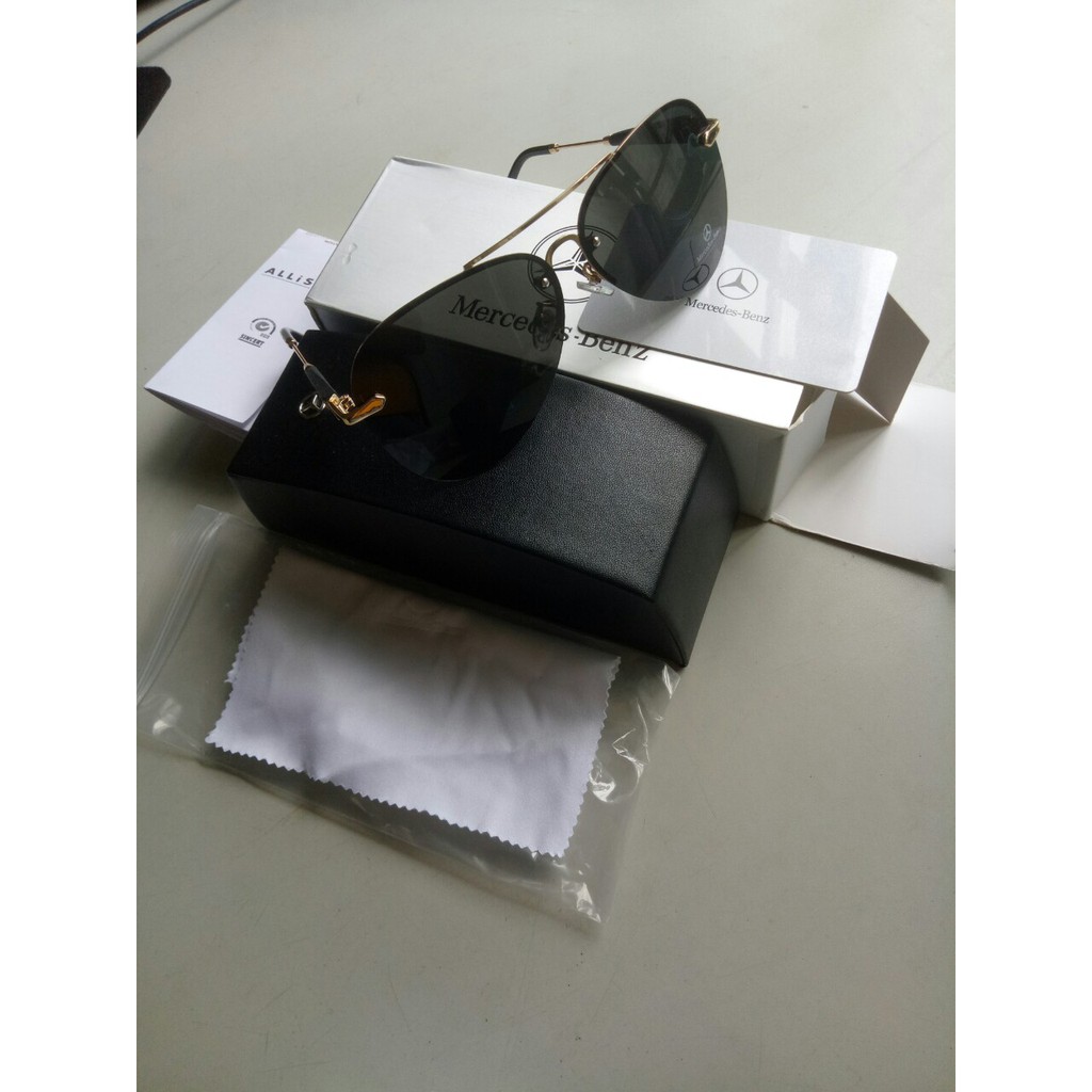 Kính mát Mercedes- Benz
