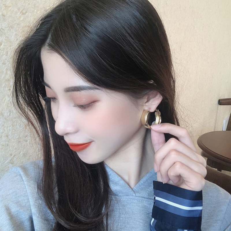 1 Đôi Bông Tai Dạng Vòng Màu Vàng / Bạc Đơn Giản Hợp Thời Trang Cho Nữ